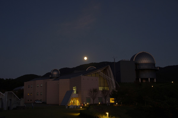 ぐんま天文台の背後から昇る中秋の名月の写真
