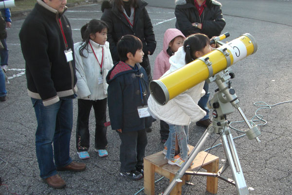 望遠鏡を覗く子どもたちの様子