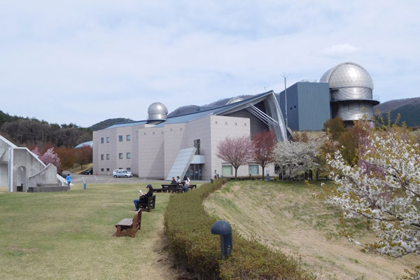 山桜と天文台の写真 5月4日