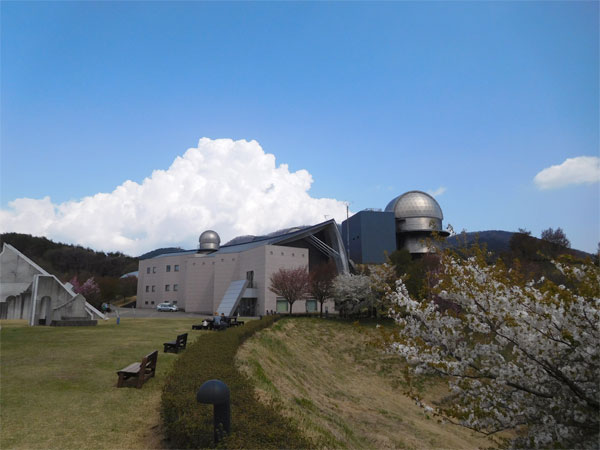 山桜と天文台の写真 5月4日