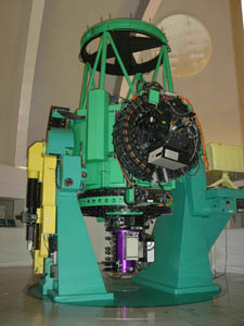 150cm望遠鏡の全体像、主鏡の下に取り付けられた近赤外線カメラGIRCSの写真