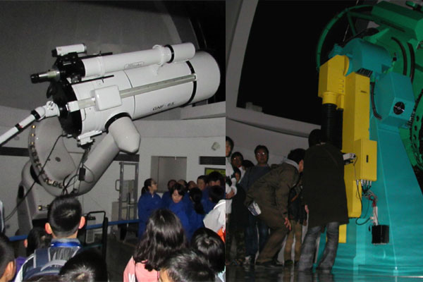 大型望遠鏡で星を観望する子どもたちの写真