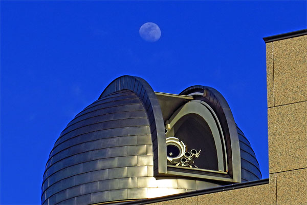 太陽望遠鏡の入った4メートルドームと月の写真