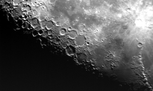 望遠鏡で見た月のクレーターの写真