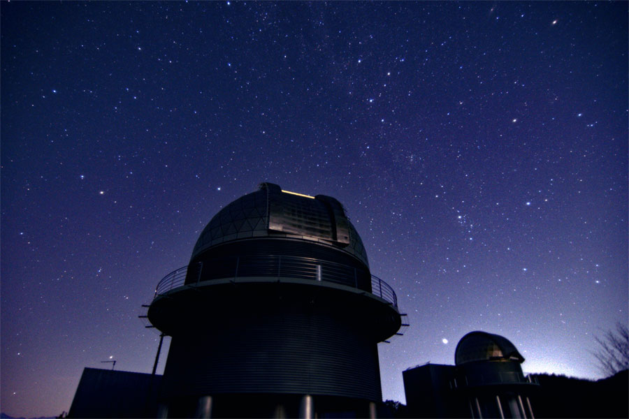 ぐんま天文台のドームとカシオペヤ座周辺の天の川の写真