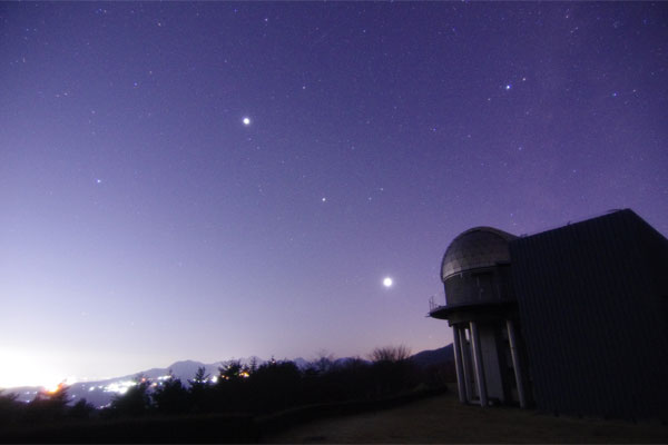 一直線に並んだ木星・土星・金星の写真 2021年12月5日に撮影