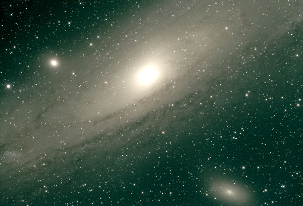 観察用望遠鏡で撮影したアンドロメダ銀河の写真