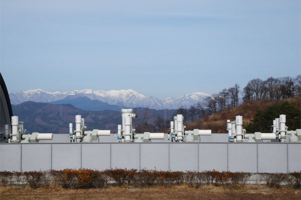 小型望遠鏡と谷川岳の写真