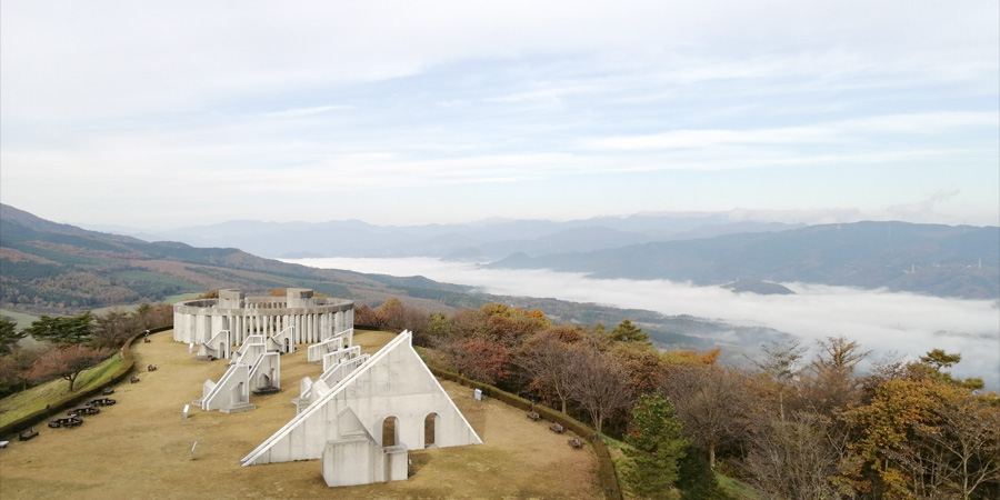 屋外モニュメントと紅葉した山と雲海の写真、2021年11月2日朝8時に撮影