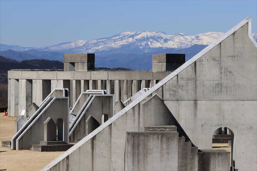 ぐんま天文台の屋外モニュメントの背後に草津白根山が見える写真 2023年3月1日撮影