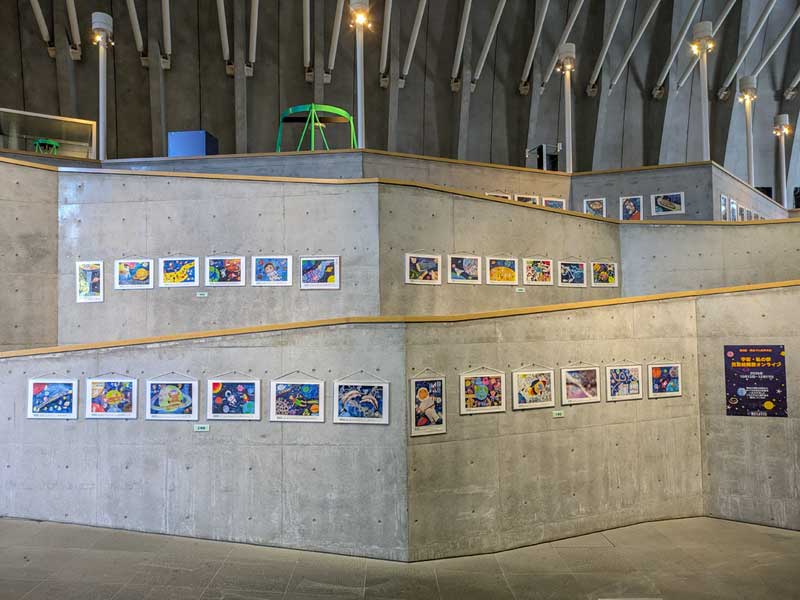 「宇宙・私の夢」児童絵画展 館内展示
