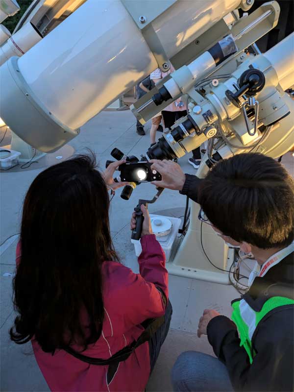 スマートフォンで月を撮影する様子の写真