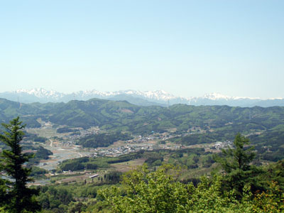 残雪のある谷川連峰の写真