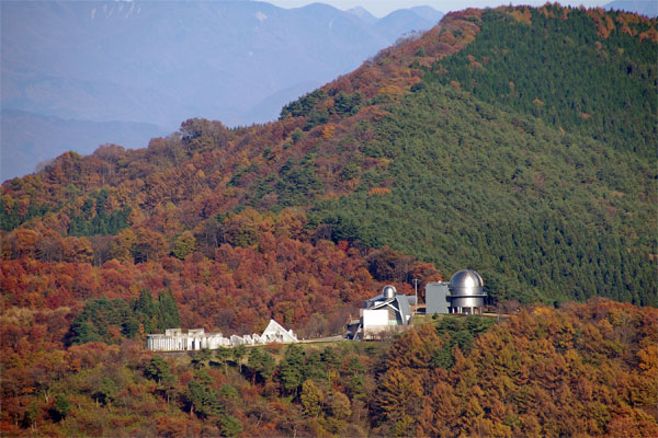 小野子山から見た天文台と紅葉 2017年11月6日撮影