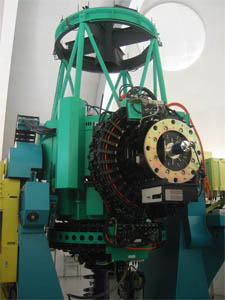 150cm望遠鏡に取り付けられた低分散分光・撮像装置の写真