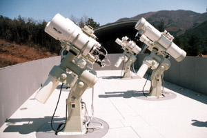 観望棟に設置された観察用望遠鏡の写真