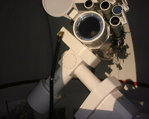 屋上に設置された太陽望遠鏡の写真