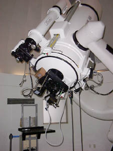 小型低分散分光器GCSを65センチ望遠鏡に取り付けた様子