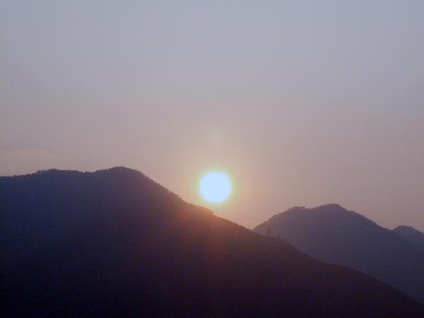 (写真:小野子山に沈む夕日)