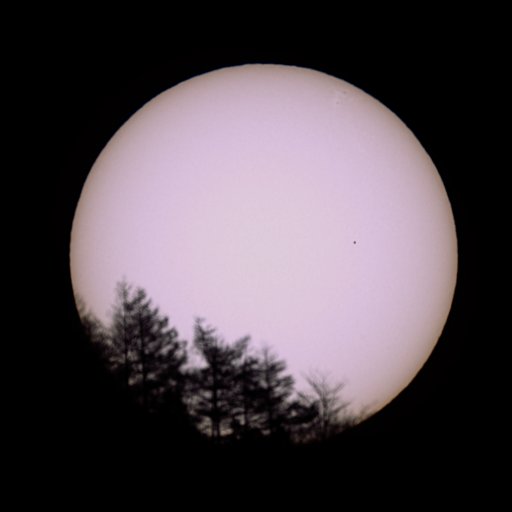 2006年11月9日の日の出。水星が太陽面上に黒い影として見える写真。ぐんま天文台で撮影。