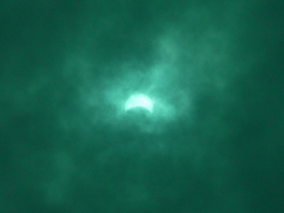 一部が欠けた太陽(11時42分) フィルターを通してデジカメで撮影