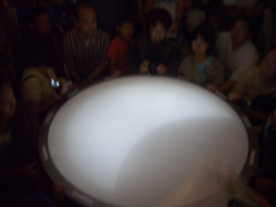 本館2階・太陽投影像（2009年の日食観察会の様子を映した写真）