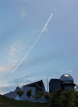 2012年の金環日食 欠けながら移動する太陽とぐんま天文台の写真
