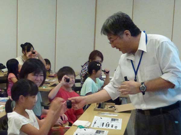 組立望遠鏡製作教室で指導する川村先生