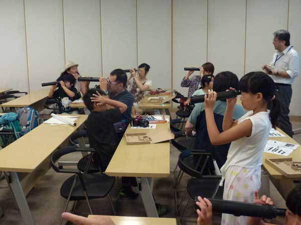 組立望遠鏡製作教室で望遠鏡を覗く子ども