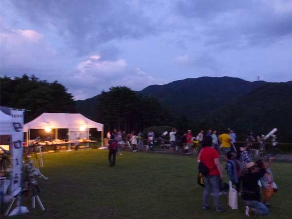 夜の屋外会場の写真