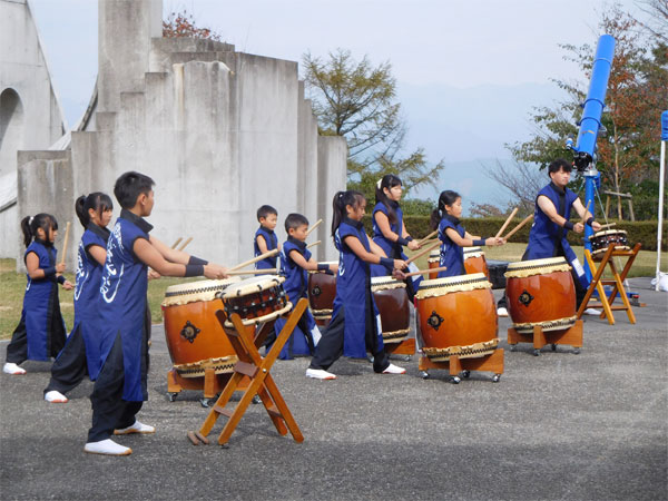 いぶき太鼓の演奏