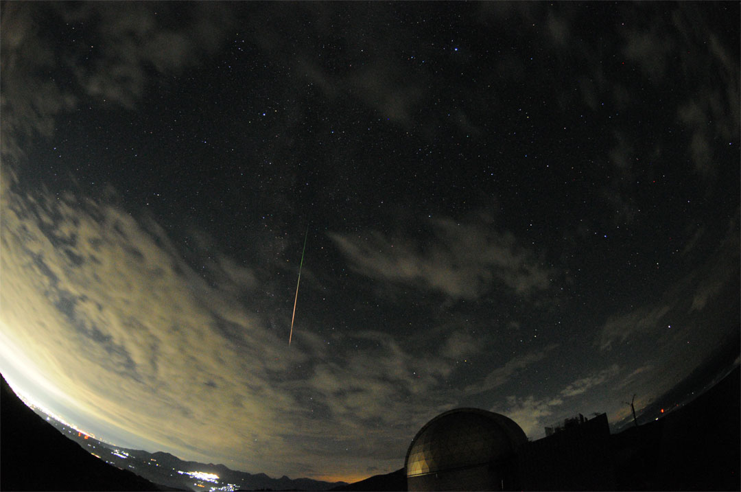 ドームと群流星の写真