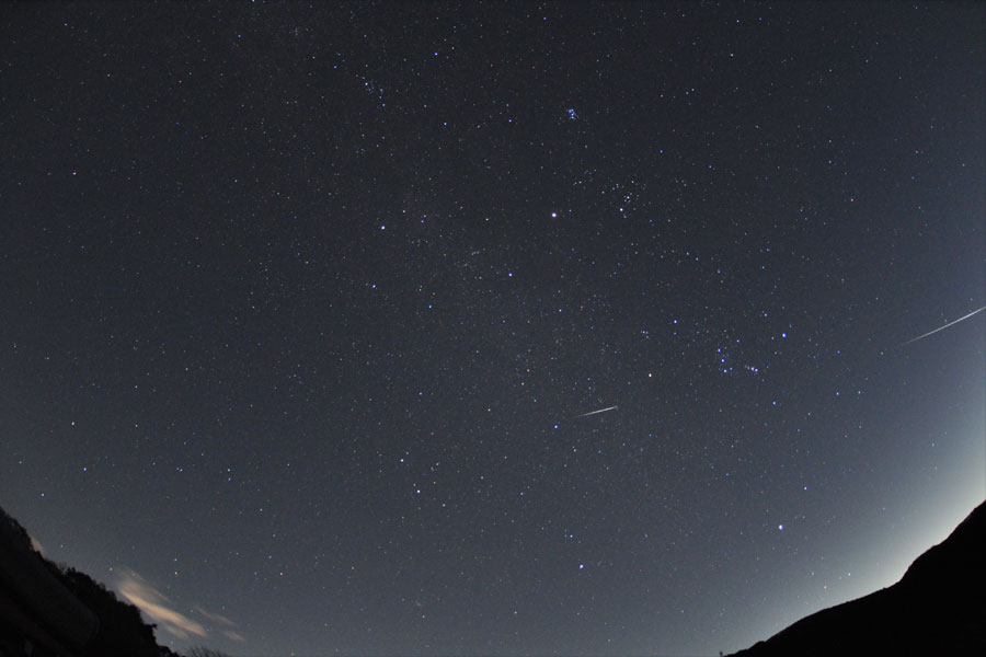 ふたご座流星群の流星 14日21時58分