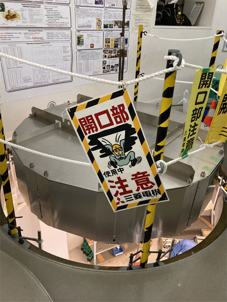 ドーム内部まで上昇してきた鏡の写真